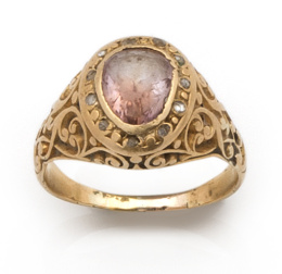 19.  Sortija de pp s.XX con piedra rosa orlada de diamantes en montura labrada de oro amarillo de 18K.
