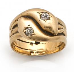 3.  Sortija de pps s XX con dos serpientes enroscadas y dos brillantes de talla antigua adornando las cabezas.