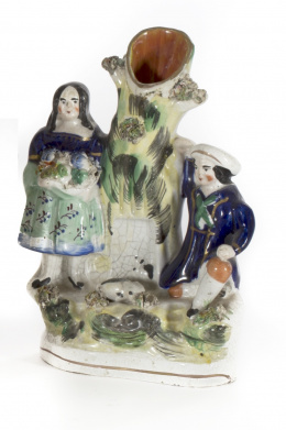 780.  “Spillvase” de cerámica esmaltada, con dos niños apoyados en un árbol.Staffordshire, Inglaterra, S. XIX