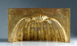 423.  Fragmento de retablo en madera tallada, estucada y dorada.S. XVIII.
