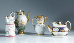 1251.  Cafetera en porcelana esmaltada siguiendo modelos de Worcester.Inglaterra, primer tercio s. XIX.