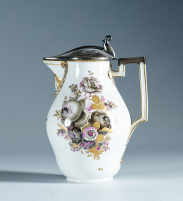 576.  Jarro en porcelana esmaltada con decoración floral polícroma y dorada y tapa en metal.Meissen, periodo de Marcolinio, 1774-1813.
