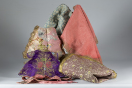388.  Cuatro capas para imagen vestidera en seda borda, en azul, violeta, rosa y dorado.Trabajo quizás valenciano, S. XVIII - XIX. .