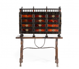 1453.  Papelera Carlos II de carey, madera ebonizada y latón aplicado.Trabajo español ff. S. XVII.