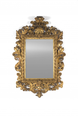 1006.  Espejo de  madera tallada y dorada con hojas de acanto.Trabajo español, S. XVII..