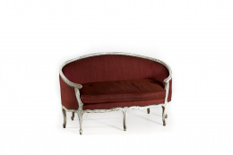 483.  Canapé en “corbeille” de estilo Luis XVI, lacado de blanco, S. XX..