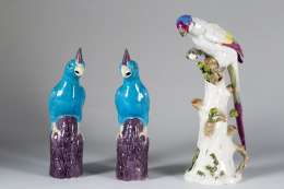 1226.  Pareja de loros de porcelana esmaltada, China, S. XX