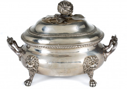 990.  Sopera en plata torneada, fundida y grabada.Orfebre Ingles, Londres, Philip Goddard (Comienza a marcar en 1744), (”S”) h. 1753, Marcas en el reverso.Con Calentador de plata del orfebre Odiot, París,  pp. s.XX.