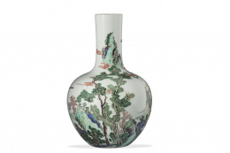 1064.  Jarrón en porcelana esmaltada, de cuerpo globular y cuello cilíndrico alto.China, Familia verde S. XX.