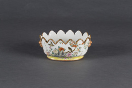 1059.  Enfriador o “Monteith” de porcelana con flores y borde amarillo en la base, China, “Familia rosa”, época Qianlong, ffs. del S. XVIII.