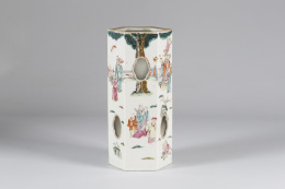 1058.  Soporte para sombreros y pelucas de forma hexagonal en el que se representan a los Inmortales chinos.China, dinastía Qing S. XIX.