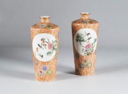 561.  Pareja de jarrones en porcelana esmaltada “Familia Rosa”China, periodo de la República.