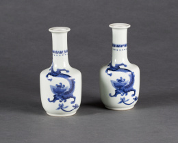 1190.  Pareja de jarrones en porcelana esmaltada en azul cobalto, con decoración de dragones.China, S. XX