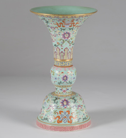 1071.  Jarrón “Gu” en porcelana esmaltada de la “Familia Rosa”China, S. XIX