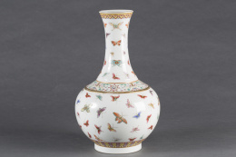 562.  Jarrón “Butterfly” en porcelana de la “Familia Rosa”.China, dinastía Qing, periodo Guangxu (1875-1908).