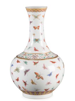 562.  Jarrón “Butterfly” en porcelana de la “Familia Rosa”.China, dinastía Qing, periodo Guangxu (1875-1908).