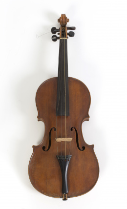 1038.  Violín en abeto y arce, con etiqueta interior que dice “Stradivarius 1746”.