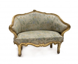 1112.  Canapé Carlos III de madera tallada, estucada y dorada.Trabajo español (1759-1788).