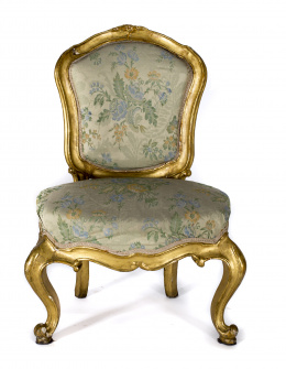 515.  Pareja de sillas Carlos III de madera tallada, estucada y dorada.Trabajo español (1759-1788).