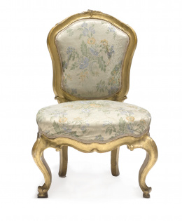1113.  Pareja de sillas Carlos III de madera tallada, estucada y dorada.Trabajo español (1759-1788).