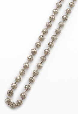 139.  Collar largo de cuentas esféricas de filigrana de plata realizada a mano.