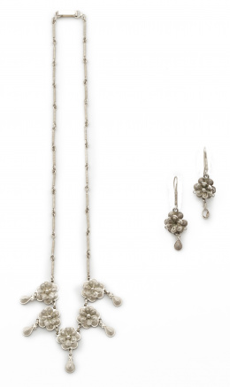 57.  Conjunto de collar y pendientes de flores de filigrana de plata realizada a mano en varias capas de pétalos con lágrimas colgantes.