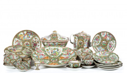 427.  Parte de servicio de porcelana con esmaltes de “familia rosa”Trabajo cantonés, China, S. XIX