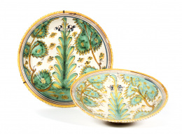 363.  Dos platos de cerámica esmaltada de la “serie del pino”.Talavera - Puente, principios del S. XIX..