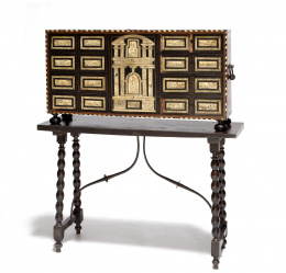 491.  Papelera de madera ebonizada y hueso pirograbado con escenas cinegéticas.Trabajo español, de influencia europea, S. XVIII.