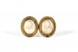 499.  Pareja de tondosSan Fernando y otro rey En alabastro tallado.Trabajo andaluz, S. XVII.