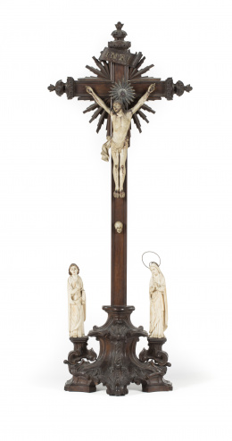 396.  Escuela hispano-filipina, h. 1800“Calvario”Marfil tallado, cruz de madera tallada..