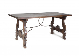 857.  Mesa con patas en forma de lira en madera de nogal y fiadores de hierro.España, S. XVII - XIX.