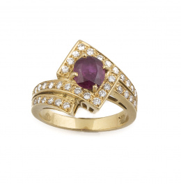 729.  Sortija con rubí central de 0,80 ct aprox. en marco romboidal asimétrico de brillantes que continúan en los brazos de la montura