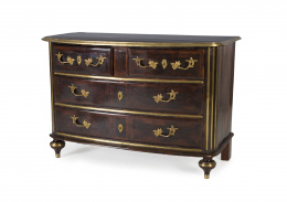 991.  Cómoda regencia en madera de palosanto parcialmente dorada y aplicaciones de bronce dorado.Francia, primera mitad S. XVIII.