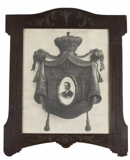 271.  JAVIER CÁCERES (Escuela española, siglo XIX)Pareja de marcos en madera tallada y dorada con dos fotografías.