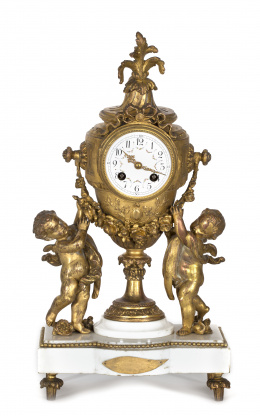 445.  Reloj de sobremesa estilo Luis XVI en bronce dorado sobre basamento de mármol blanco.Francia, S. XIX