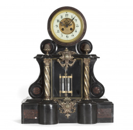 1191.  Reloj de sobremesa en mármol con aplicaciones de bronce.Francia, primer tercio del S. XIX.