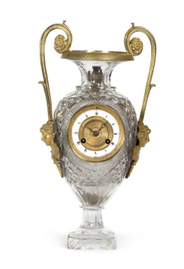 1219.  Reloj de sobremesa Imperio en cristal tallado en forma de copa y bronce dorado. Francia,  primer tercio S. XIX