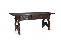 425.  Mesa refectorio en madera de nogal con patas de lira y tres cajones en la cintura con decoración tallada.España, ff. S. XVII.