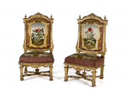 397.  Pareja de sillas de estilo Luis XIV en madera tallada, estucada y dorada con tapicería de Aubusson.Trabajo francés mediados del S. XIX.