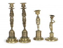 1212.  Par de candeleros de estilo  “retour de egip”  de bronce dorado.Francia, primer cuarto del S. XIX.