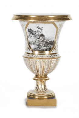 987.  Copa de porcelana esmaltada y dorada, con escenas de caza decoradas en grisalla, enmarcadas en cartelas.París, pp. del S. XIX..