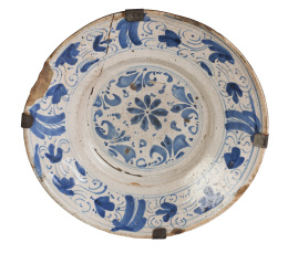 725.  Plato de cerámica esmaltada en azul de cobalto con decoración vegetal.Teruel, S. XVIII.