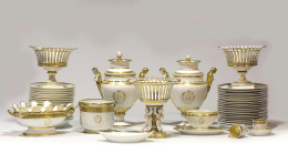 1276.  Vajilla de porcelana esmaltada y dorada a fuego, con la inicial “c”, bajo corona condal. Marcada G.Boutigny, Palais-Royal-París.París, S. XIX.
