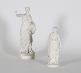 1253.  “Clio”.Figura escultórica en biscuit.Época de Bartolomé Sureda. Buen Retiro, h. 1803 - 1808..