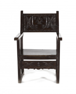 1241.  Silla de brazos de madera tallada, respaldo con un águila tallada y hojas.Trabajo español, S. XVII.