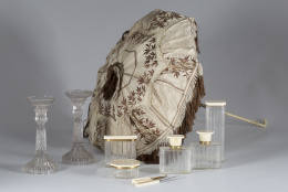 908.  Sombrilla en muaré con hojas de color tabaco bordadas y mango en marfi.Posiblemente trabajo francés, ffs. del S. XIX..