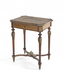 1133.  Escritorio tocador Napoleón III en madera de caoba con marquetería de maderas finas y aplicaciones de bronce dorado. Francia, ff. S. XIX