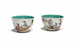 940.  Pareja de cuencos en porcelana de la “Familia Rosa”, con escenas de damas en barca.Dinastía Qing, periodo Jiaqing (1796-1820)