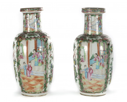 488.  Pareja de jarrones “rouleau” en porcelana Canton de la “Familia rosa”.China, dinastía Qing, pp. S. XX